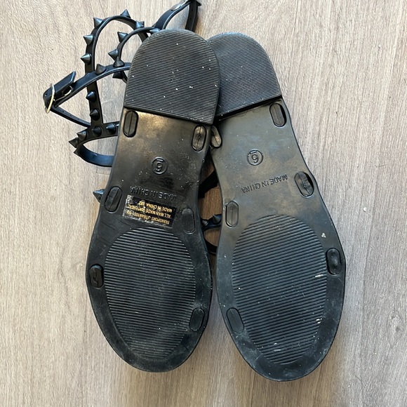 STEVE MADDEN Matte Black Studded Transport Sandals - Picture 4 of 4